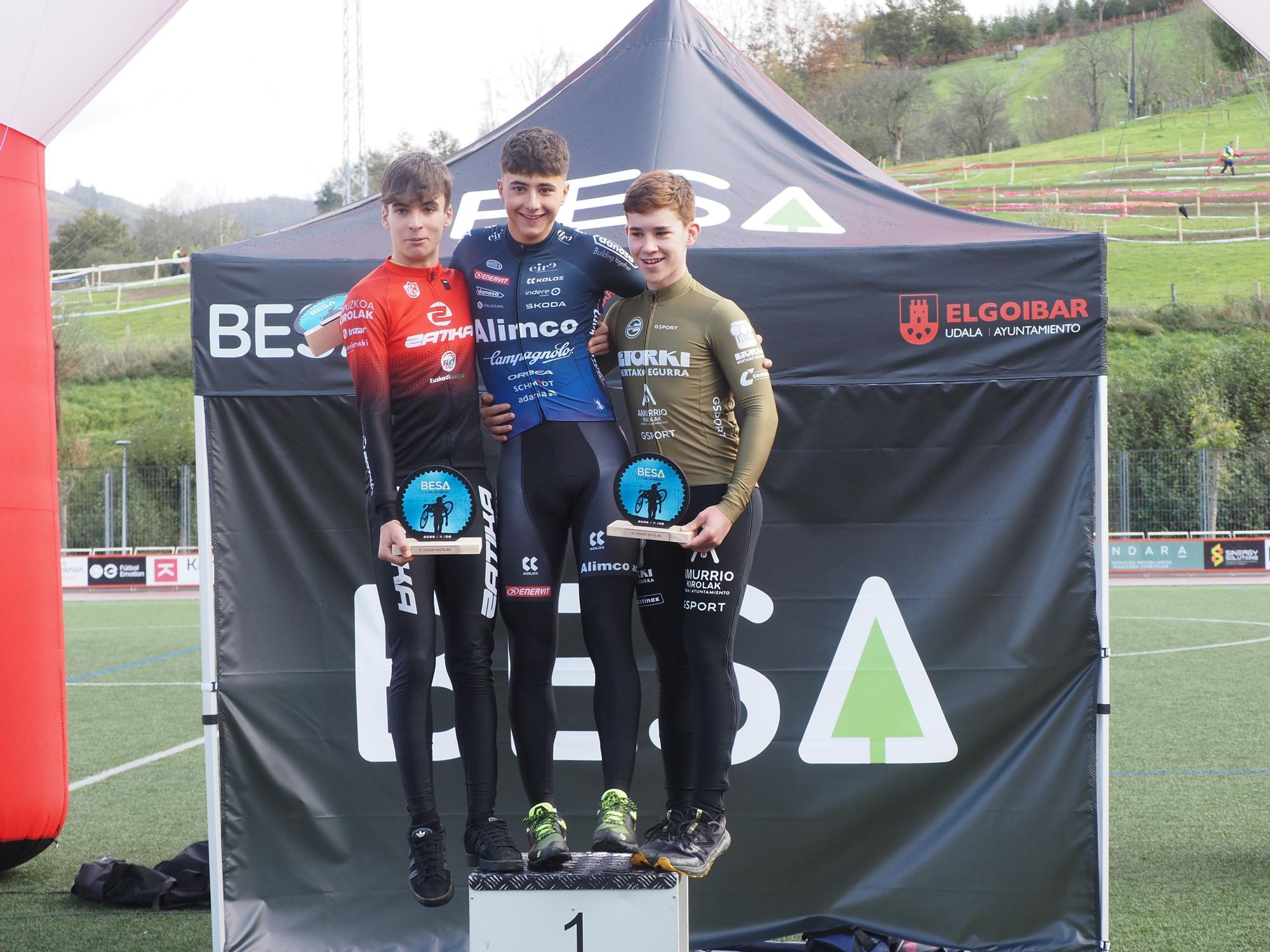 El barro se sumó al espectáculo de ciclocross en Elgoibar