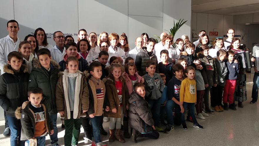 Cerca de 200 dibujos con un mensaje de Navidad han sido entregados esta mañana por alumnos del Colegio Irabia-Izaga y niños vinculados familiarmente al Hospital San Juan de Dios, a las personas ingresadas