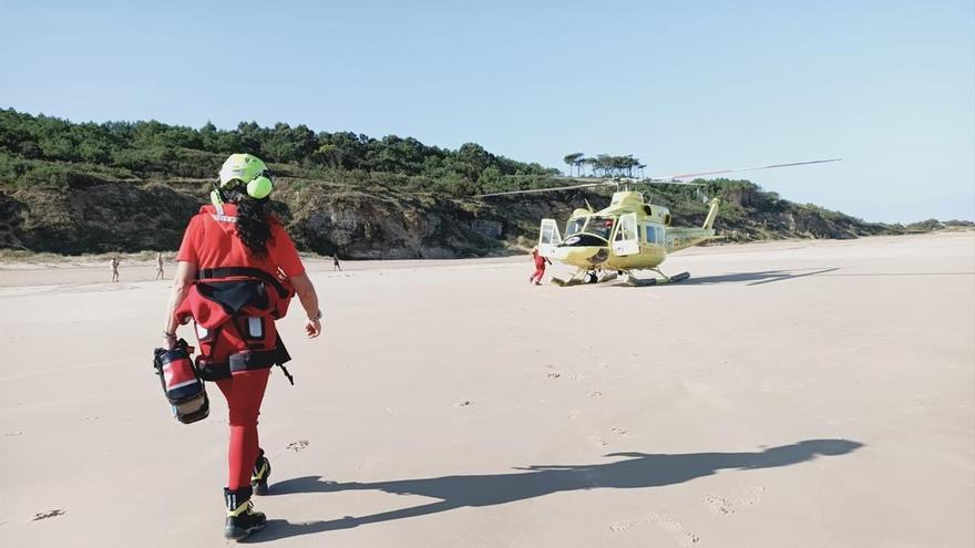 Un grupo de surfistas rescata a una persona con síntomas de preahogamiento en la playa cántabra de Loredo