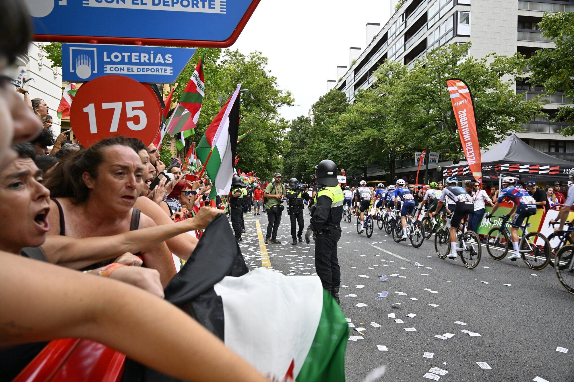 En imágenes: protesta contra el Israel al paso de la La Vuelta por Bilbao