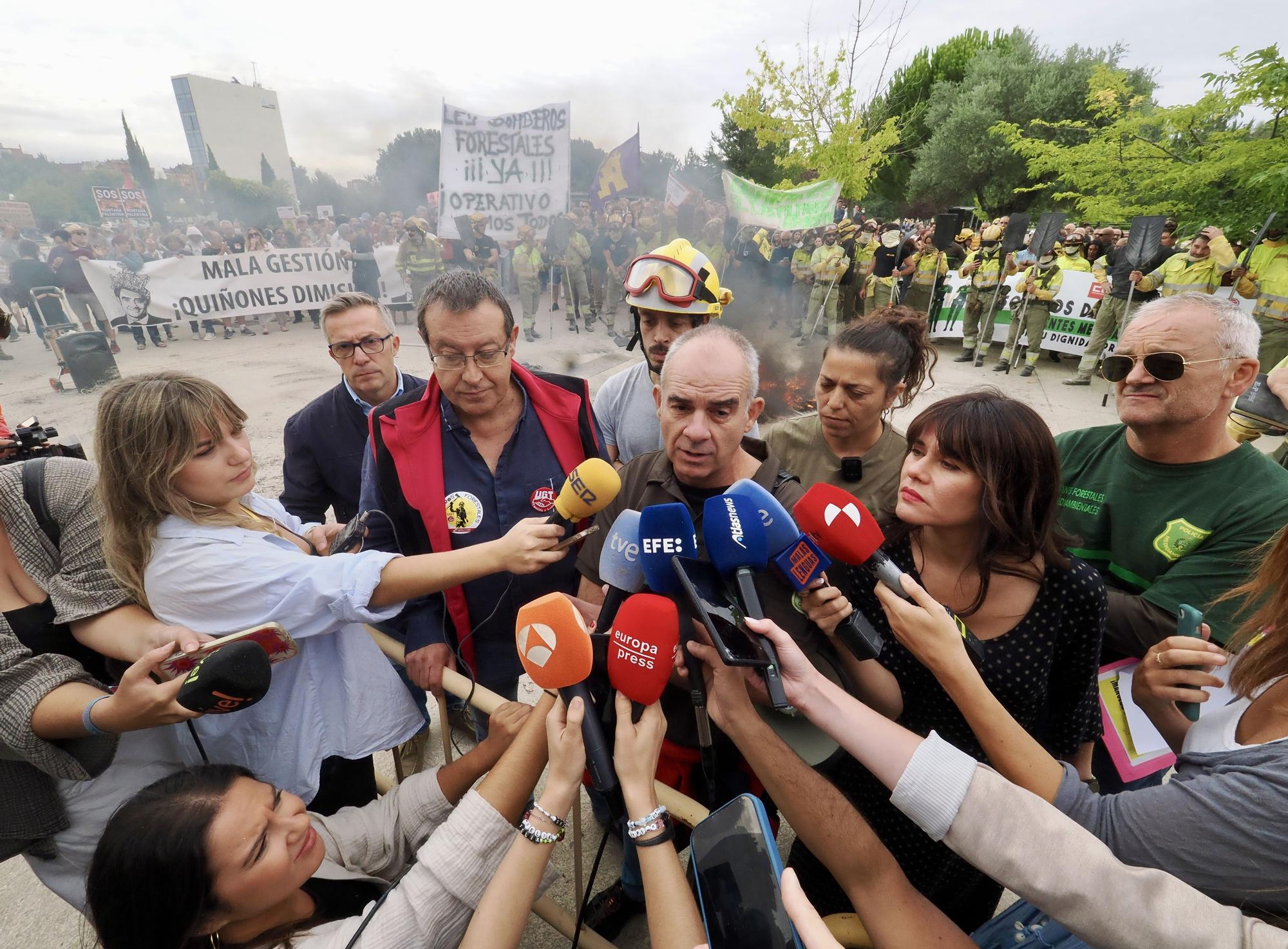 Bomberos forestales protestan frente a las Cortes de Castilla y León durante la comparecencia de Mañueco