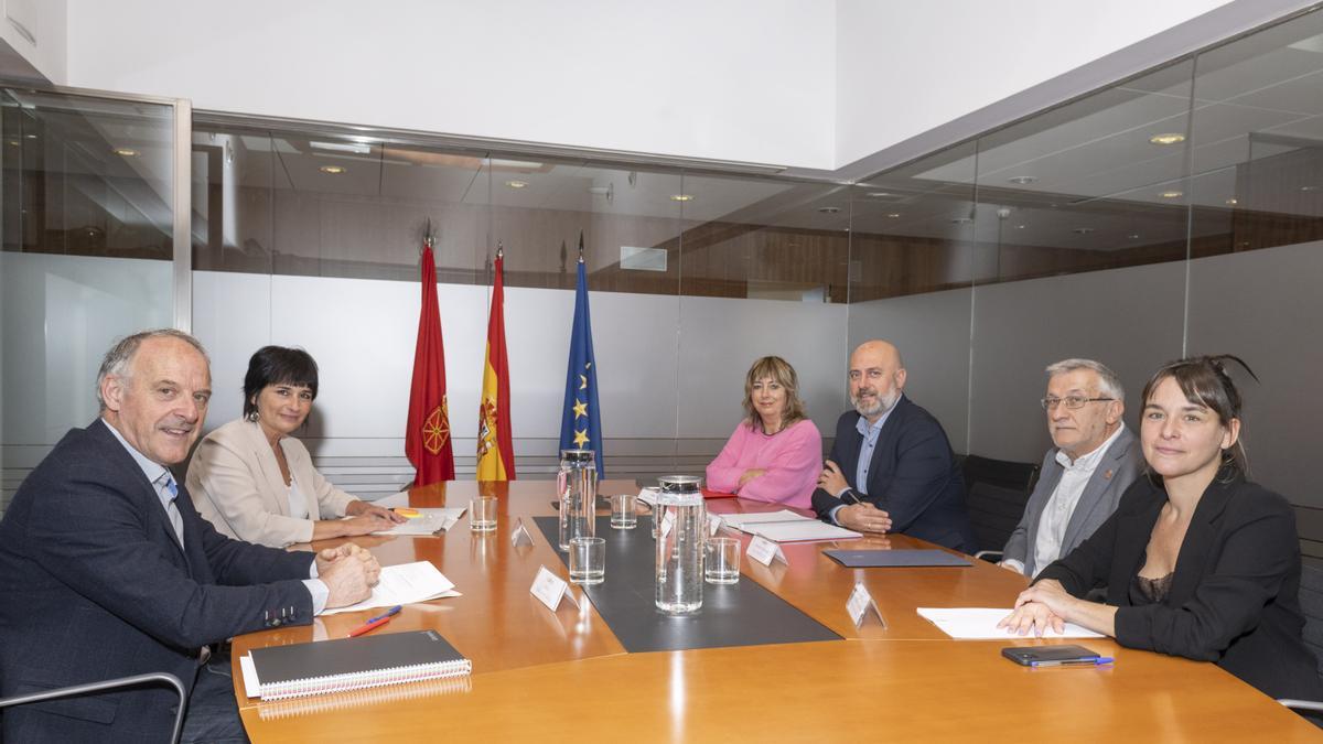 A la izda., Adolfo Araiz y Laura Aznal, portavoces del grupo parlamentario de EH Bildu. A la dcha., el vicepresidente Taberna, las vicepresidentas Ollo y Alfaro y el consejero Arasti