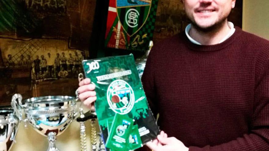 Borja Ramón posa con el álbum del centenario del Sestao River.Foto: DEIA