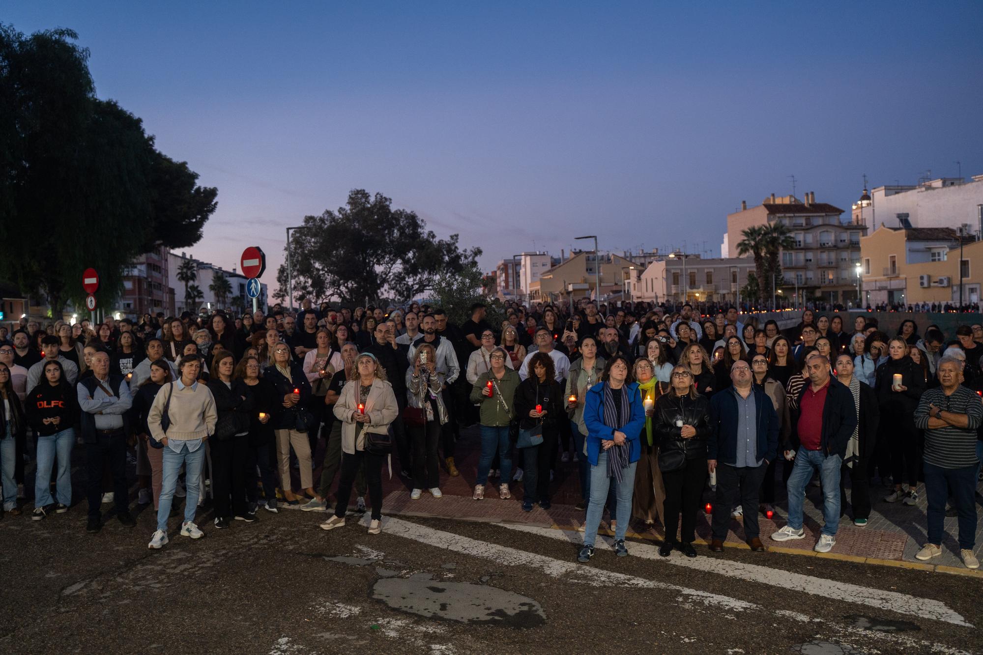 En imágenes: Decenas de velas en la rambla del Poyo homenajean a los fallecidos en la dana