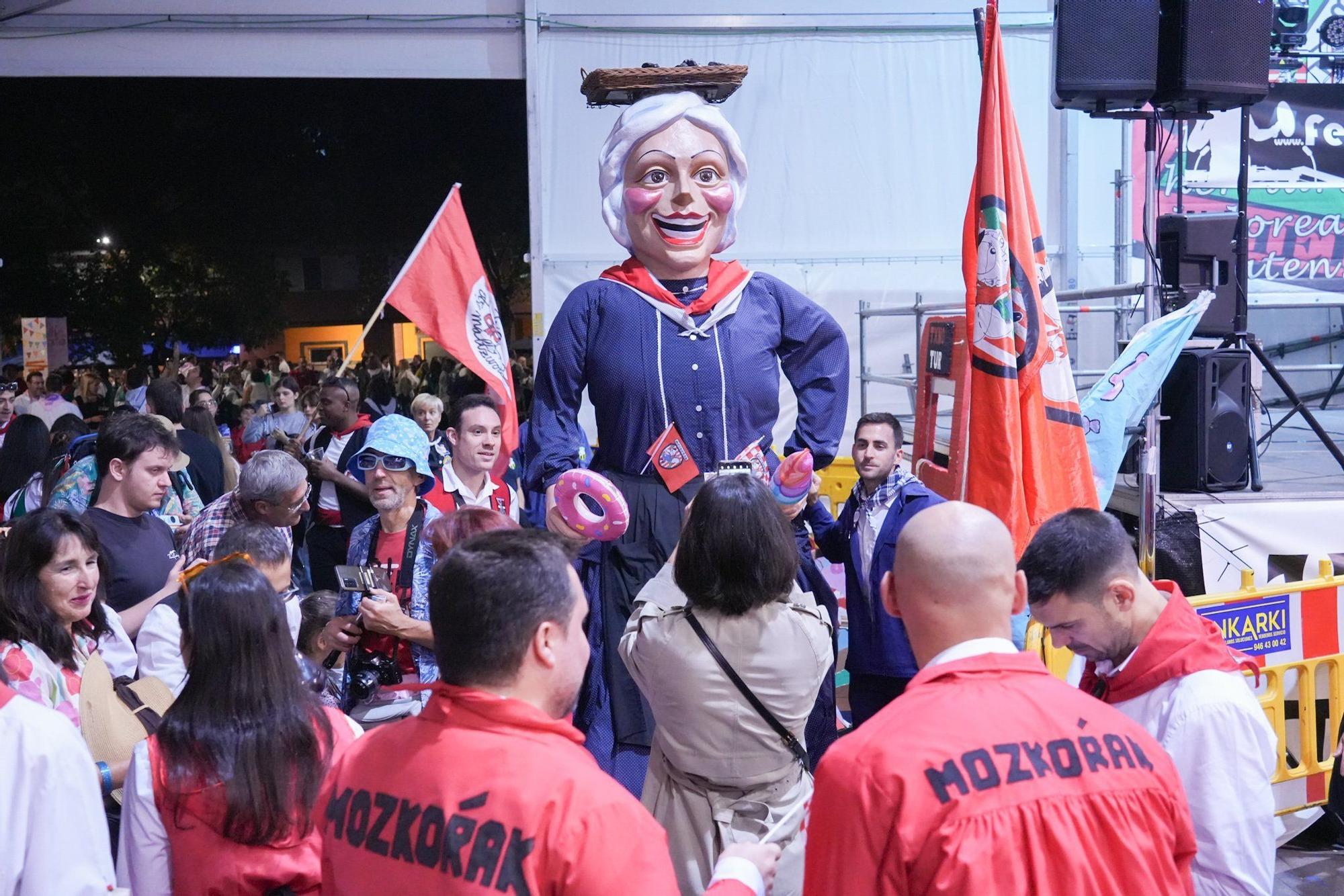 Yeray González da la salida a la intensa maratón de 9 días de fiestas de Basauri con las cuadrillas invadiendo las calles