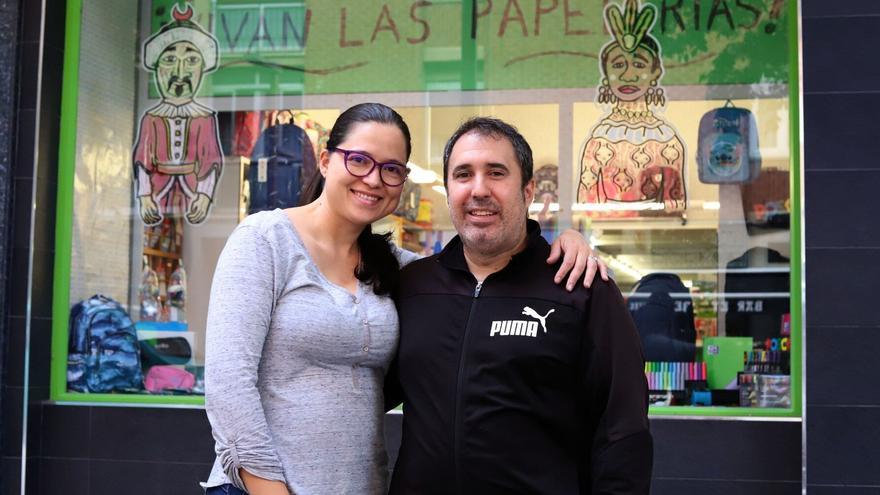 Comercio de barrio: la ingeniera colombiana, al frente de una papelería en Azpilcueta