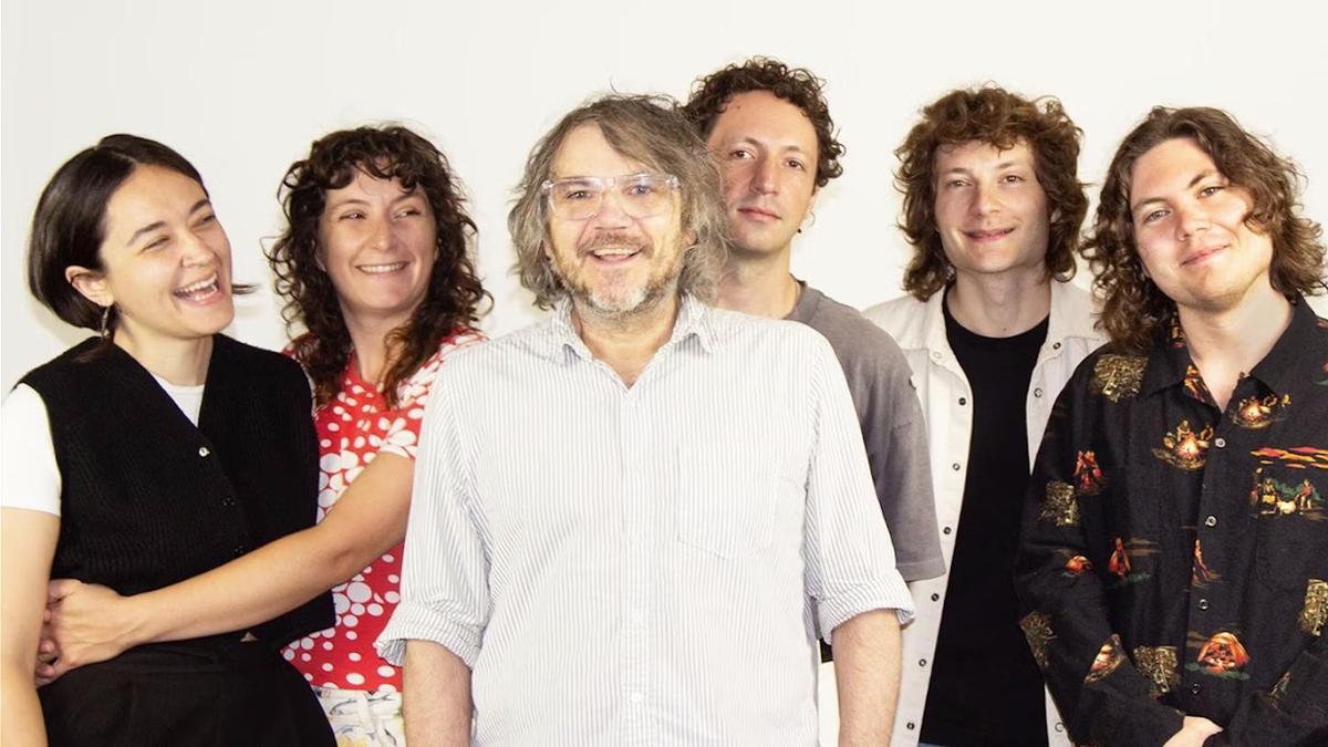 El disco, grabado con sus hijos y varios amigos, se emparenta, en ocasiones, con lo mejor de su banda.