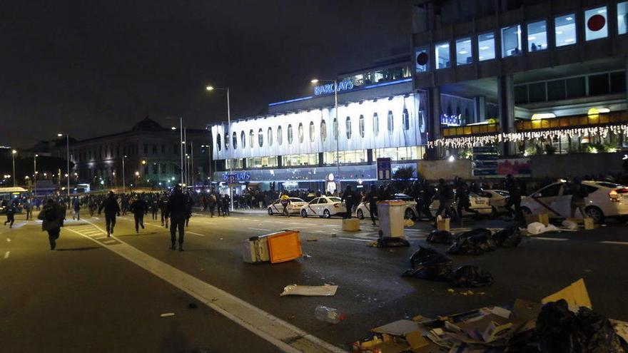 Varios policías intervienen ante varios de los manifestantes que se han concentrado en la Puerta del Sol en apoyo a las protestas vecinales de Burgos.