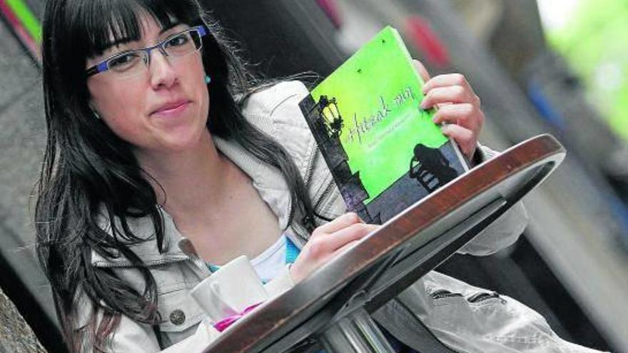 Ana Telletxea, bere kabuz argitaratu duen &#039;Hitzak min&#039; lana eskuartean duela.