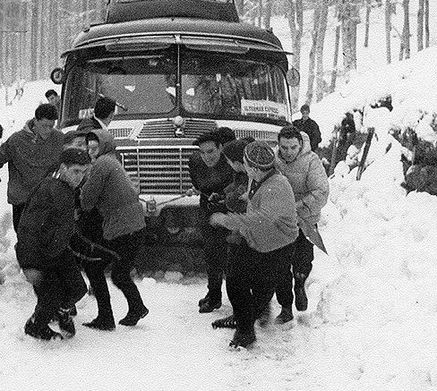 Montañeros navarros subiendo a la casa forestal de Aralar hacia 1951.