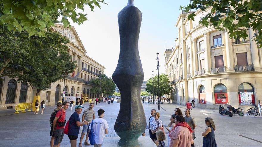 Oteiza y pelota, un vínculo desvelado en una visita guiada por Pamplona