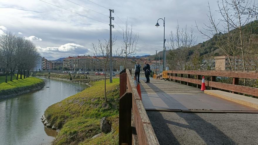 Gernika-Lumo sustituirá el puente de madera que conecta con la ría para mejorar la seguridad