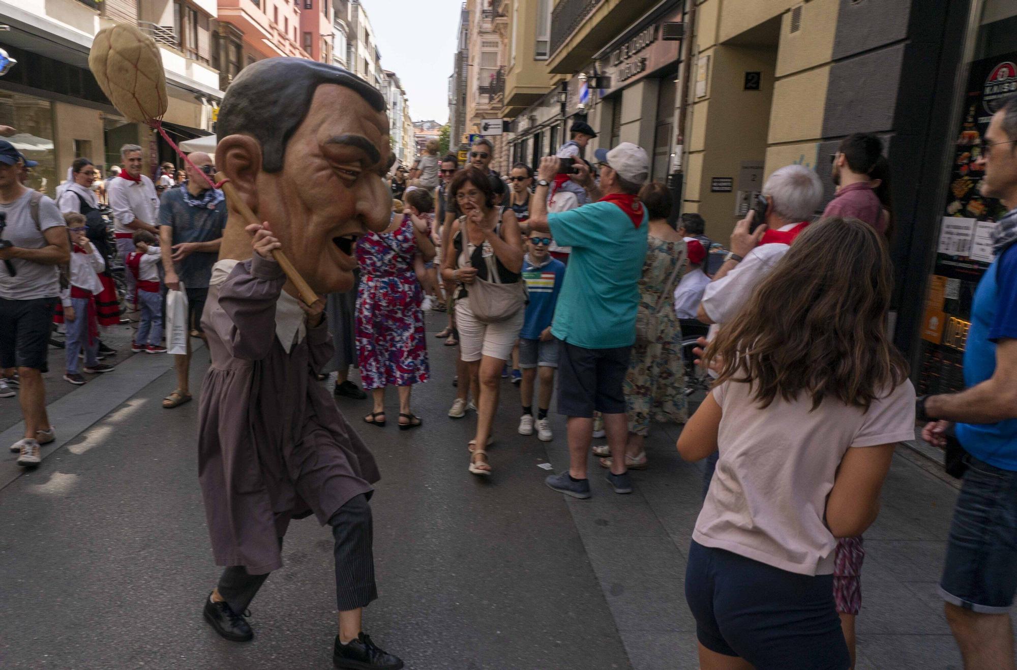 En imágenes: la comparsa de gigantes y cabezudos se despide de La Blanca 2025