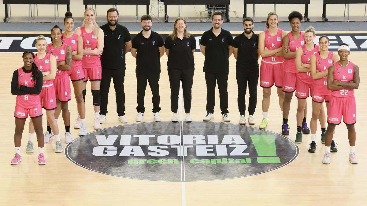 La plantilla y cuerpo técnico del Kutxabank Araski posa en Mendizorroza.