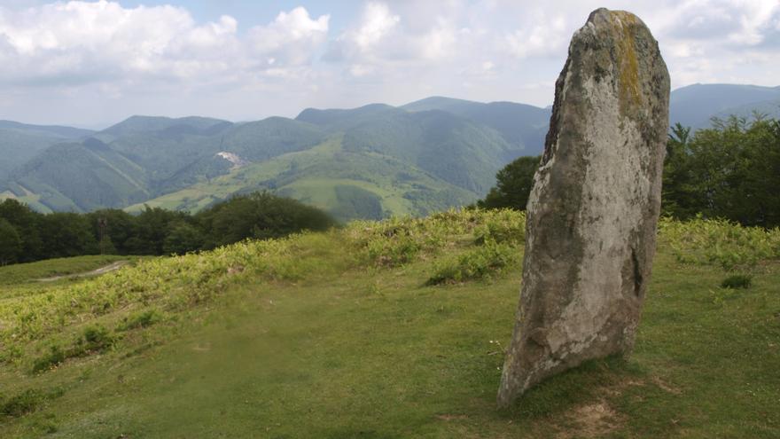 Menhir de Iruñarri: la misteriosa silueta humana