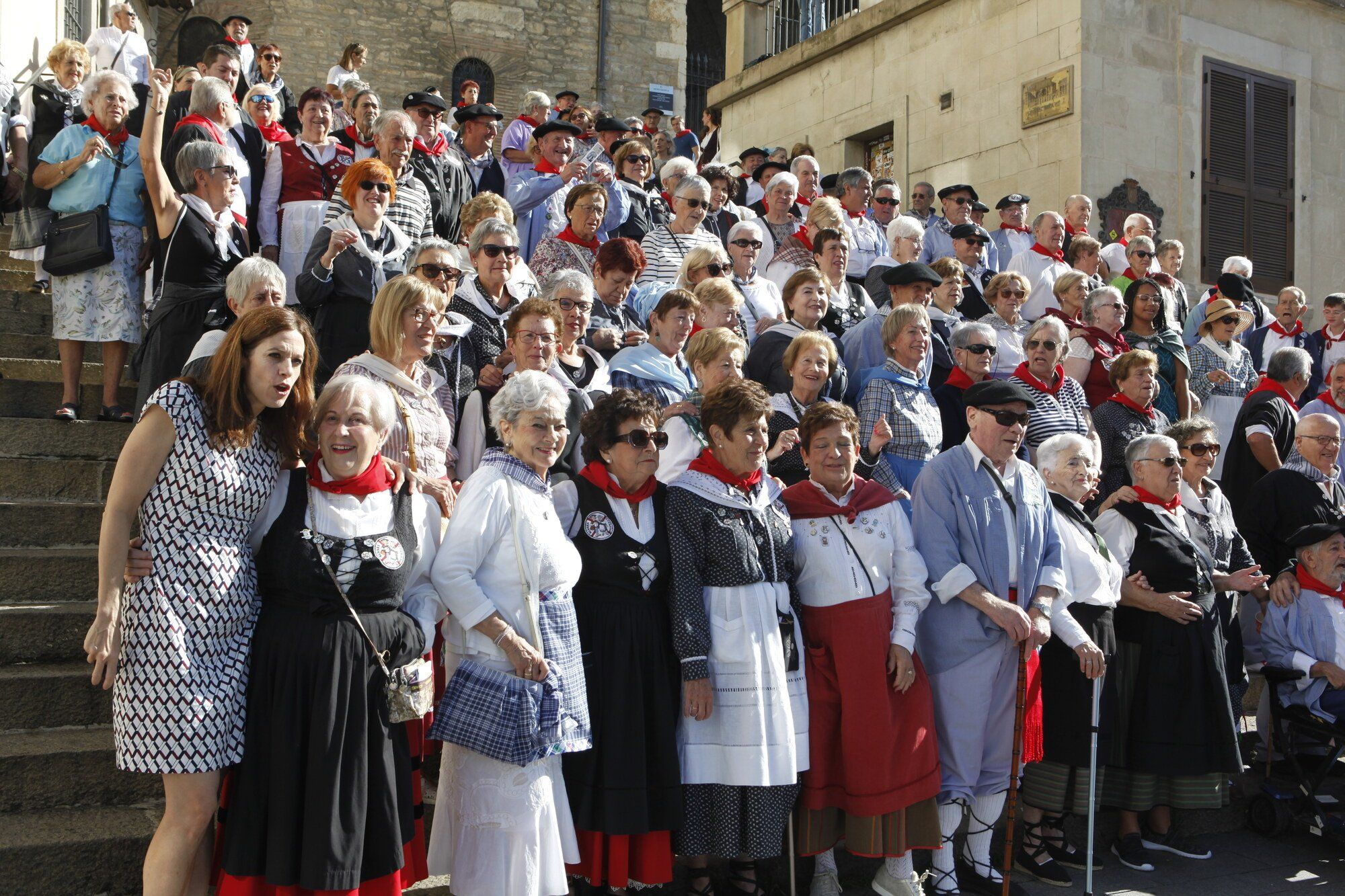 Los blusas y neskas veteranos ya disfrutan de su día en La Blanca