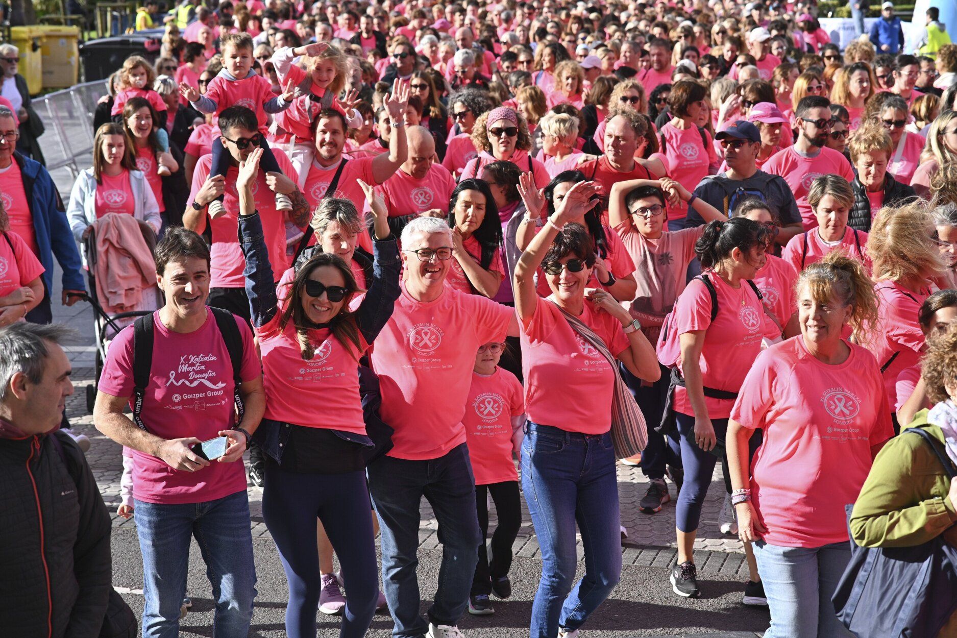 Ambiente festivo por todo lo alto en el inicio de la marcha.JPG