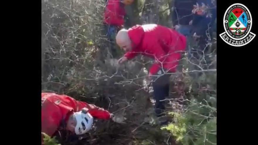 Rescate de un perro atrapado en una madriguera