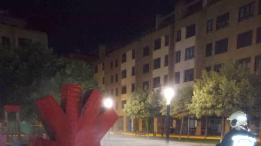 Rocían con gasolina y dan fuego al símbolo contra la violencia machista en Ansoáin.