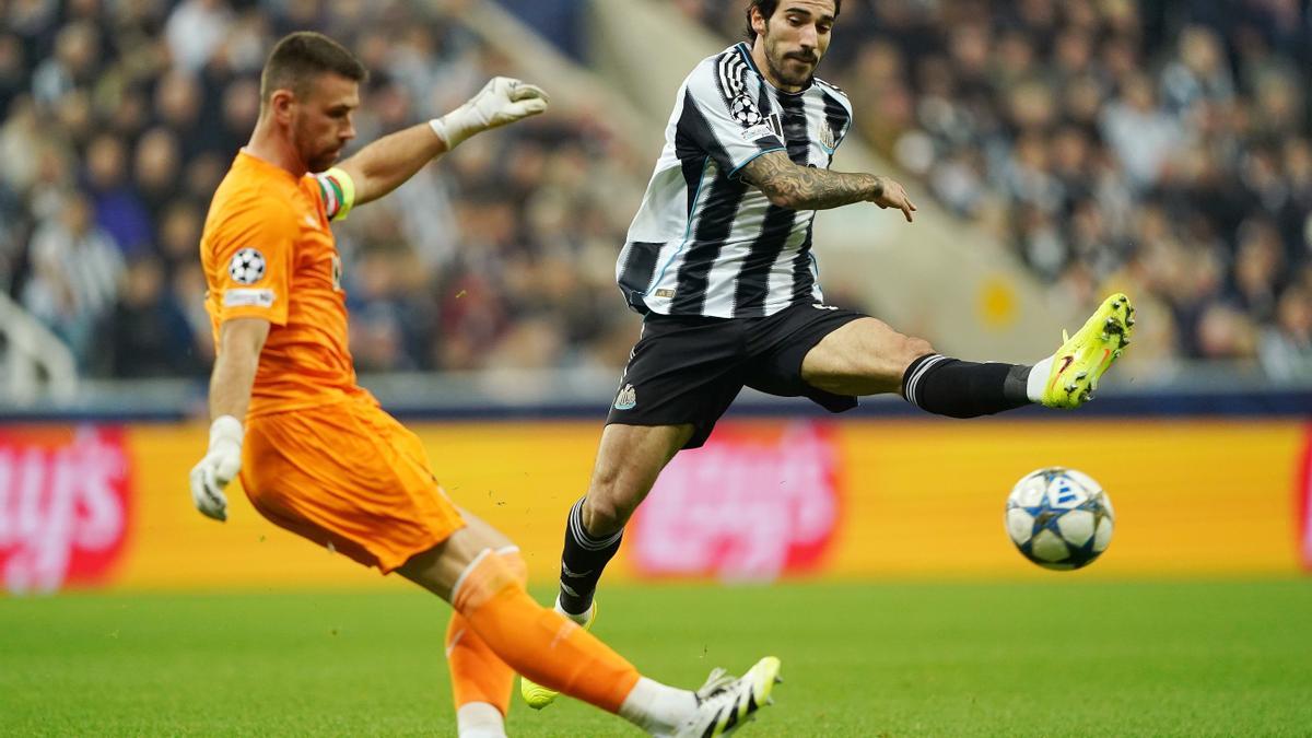 Unai Simón despeja ante Sandro Tonali.