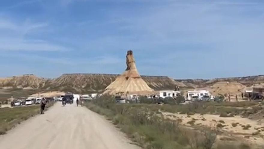 Avalancha de vehículos en Bardenas Reales por la llegada de turistas franceses