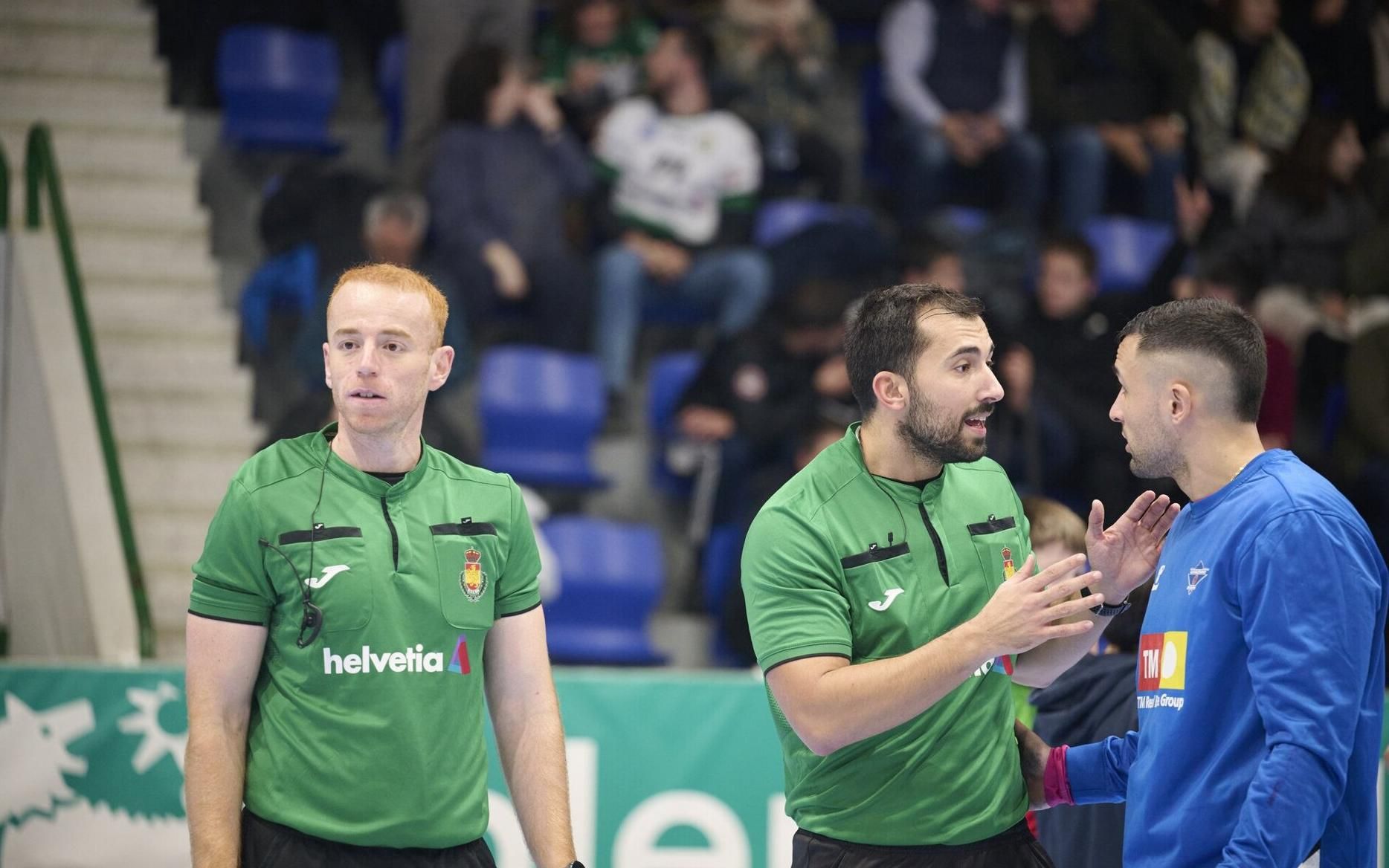 Aritz Zaragüeta (i) y Raúl Oyarzun, en un partido de la Liga Asobal en Anaitasuna.