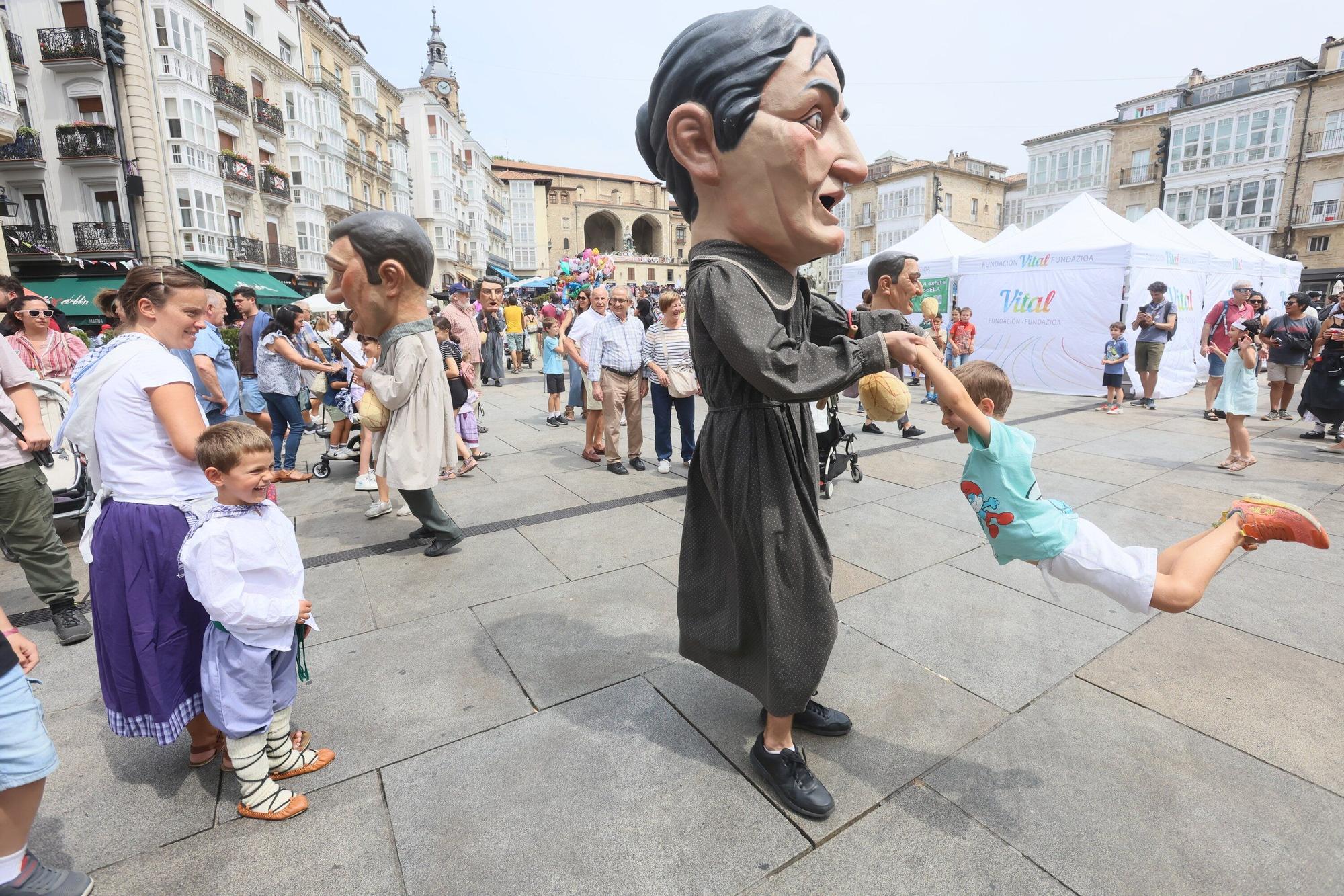 En imágenes: La fiesta continúa en las calles de Gasteiz este 6 de agosto