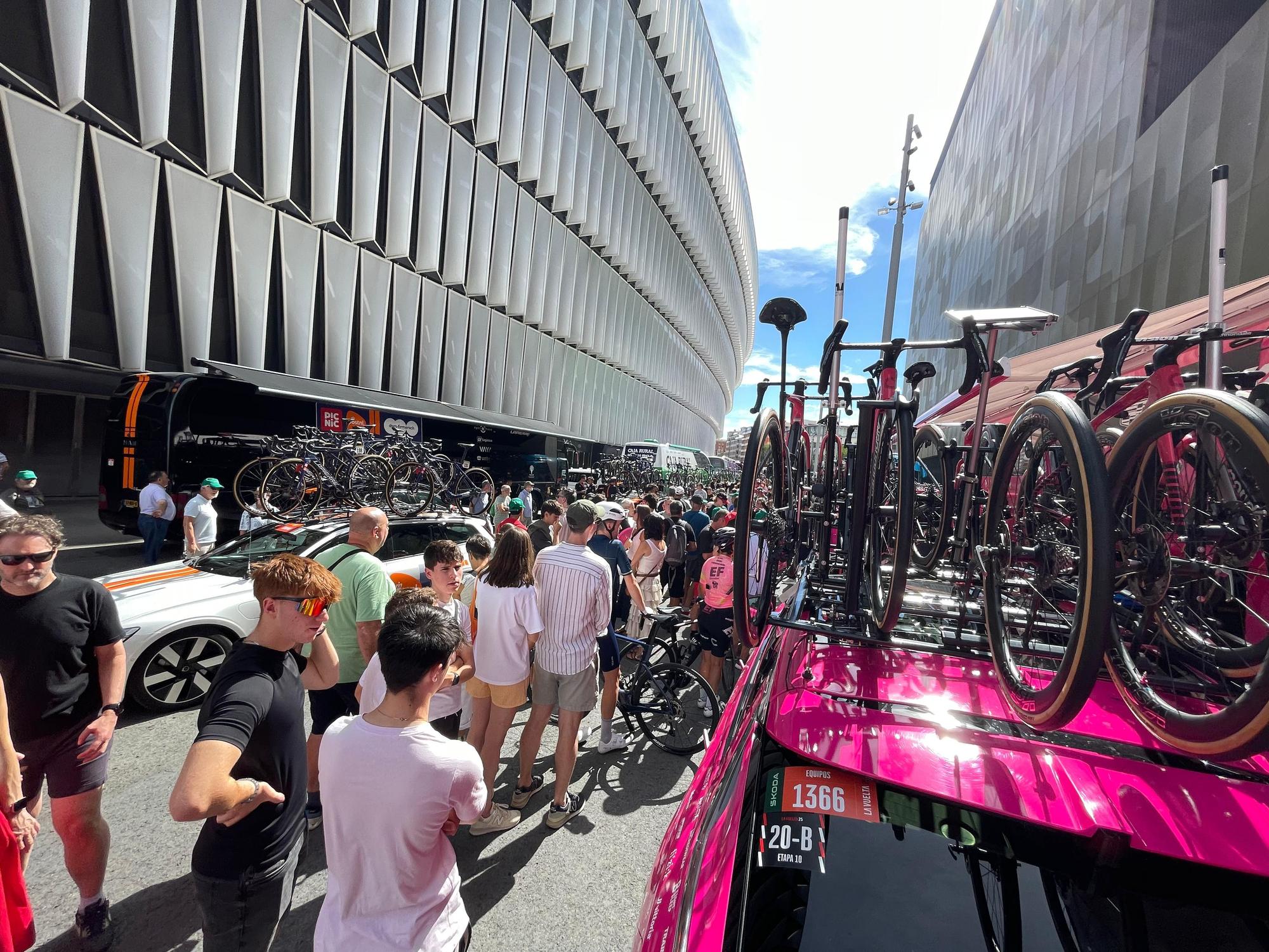 La Vuelta llega a Bizkaia: las imágenes del montaje en Bilbao