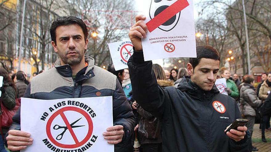 Una reciente concentración de funcionarios y trabajadores públicos ante el Parlamento para reivindicar sus derechos y en contra de los recortes.