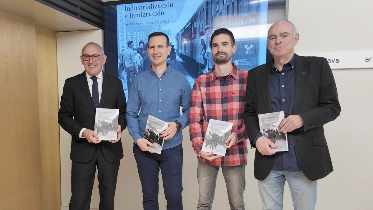 De izquierda a derecha, Ramiro González, Aitor González de Langarica, Alberto García Duarte y Antonio Rivera, hoy en la presentación del libro.