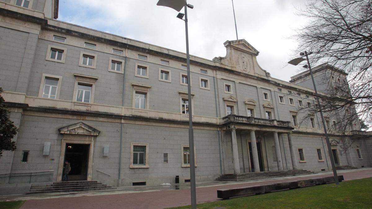 Fachada del edificio central de la Universidad de Navarra.