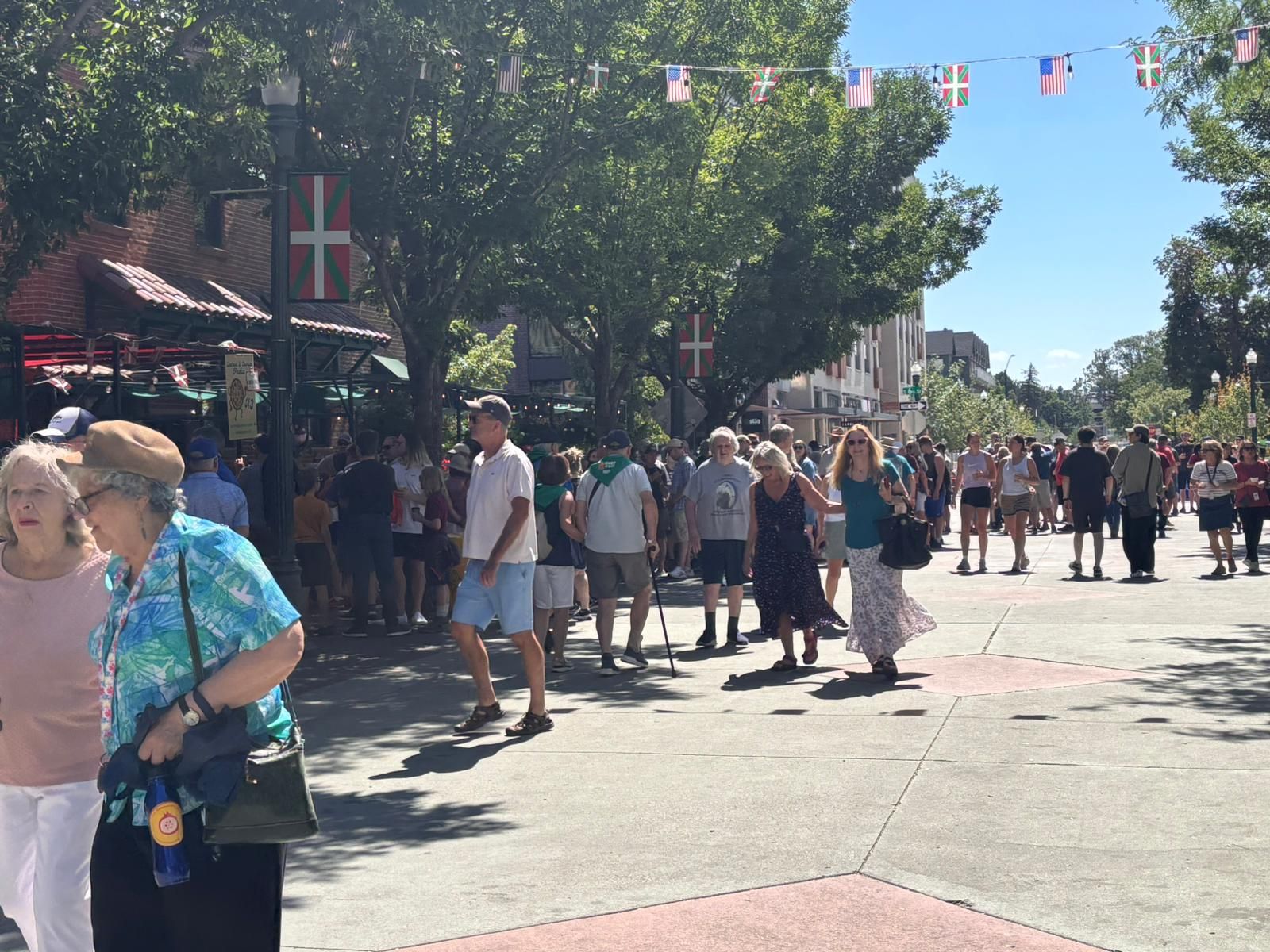 En imágenes: el gran ambiente continúa en el Basque Block de Boise