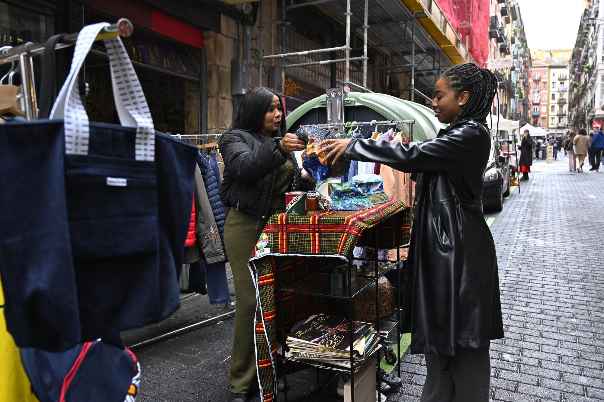 En imágenes: el mercado del Dos de Mayo se viste de Navidad