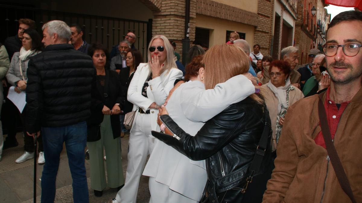 Emociones y abrazos durante la colocación de los tropezones.