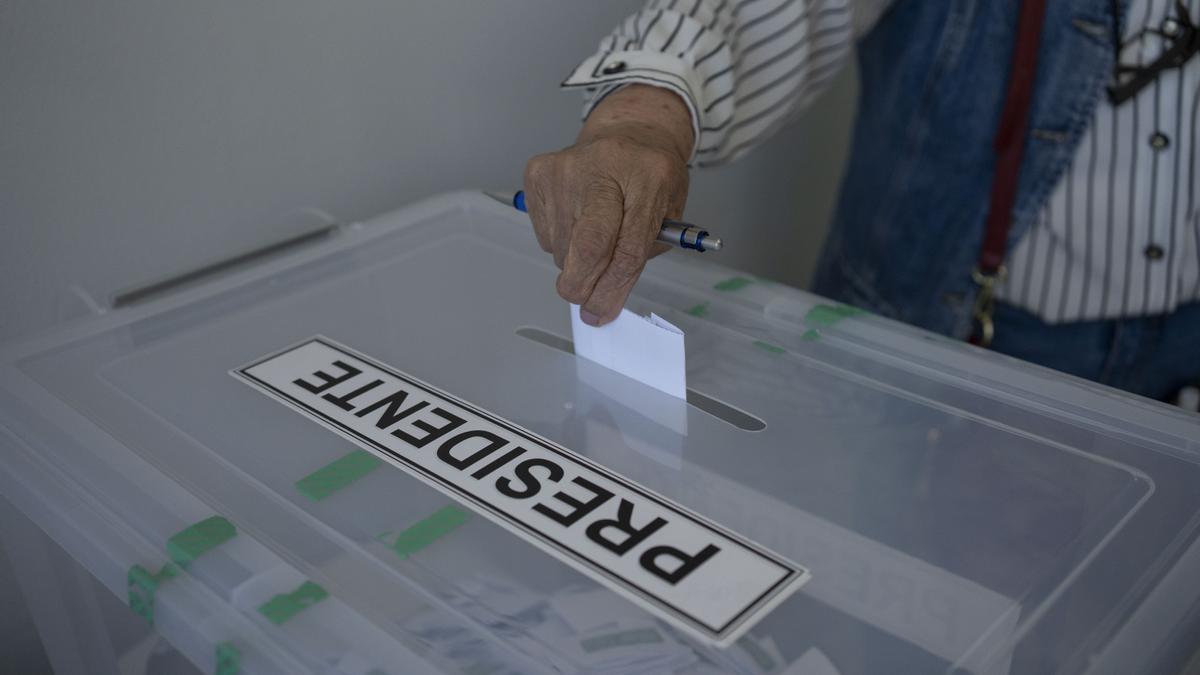 Una persona vota en las elecciones presidenciales y legislativas en Chile