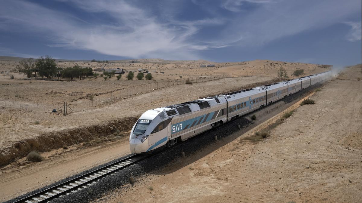Un tren de CAF circula por Arabia Saudí.