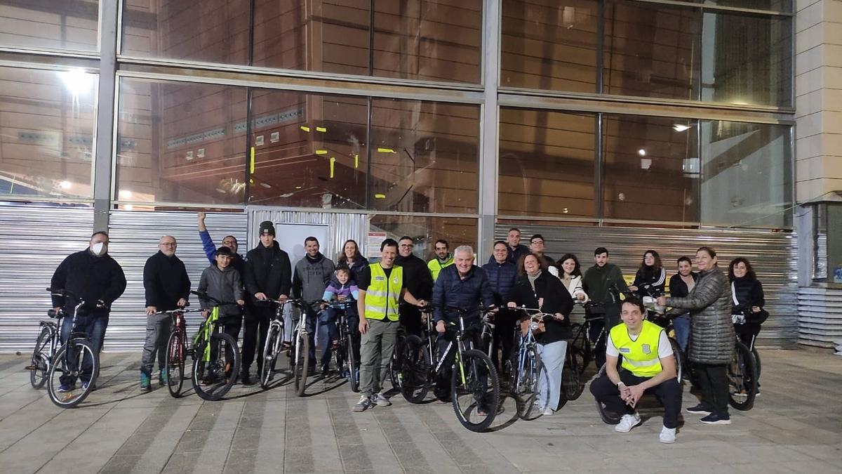 Donostiako bi udaltzainek txatarrerako ziren 45 bizikleta konpondu eta Paiportan eta Catarrojan banatu dituzte.