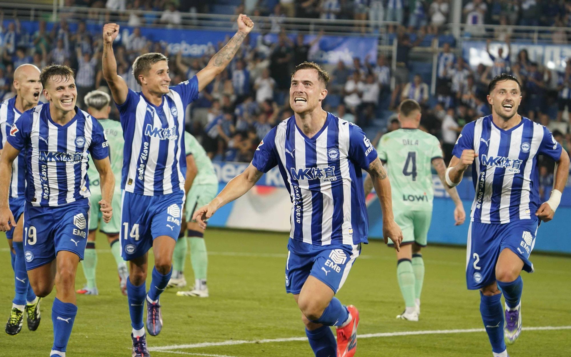En imágenes: Así está siendo el debut liguero del Alavés contra el Levante