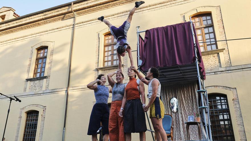 Actuación de la compañía La Côte Folle en el Festival Cinco Puntas