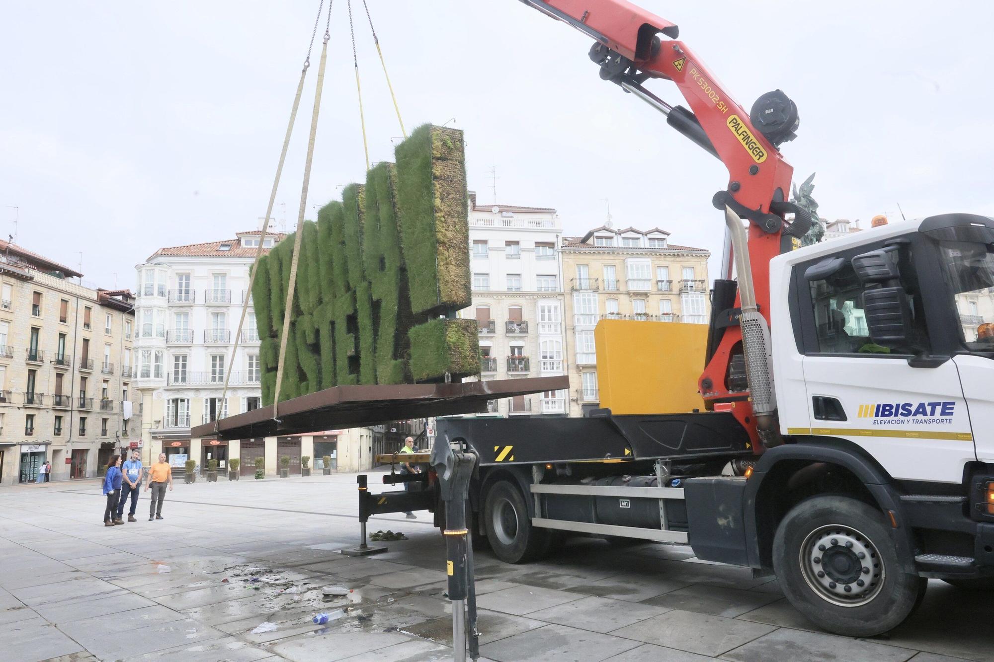 Retirada estatua vegetal de la Virgen Blanca con motivo de las fiestas de Vitora-Gasteiz