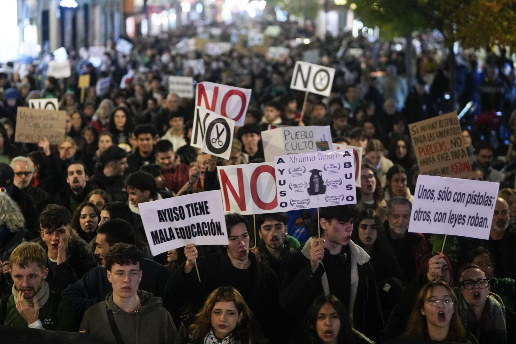 En imágenes: Miles de personas se manifiestan en Madrid contra la "asfixia" de las universidades públicas: "Ayuso privatiza, la uni agoniza"
