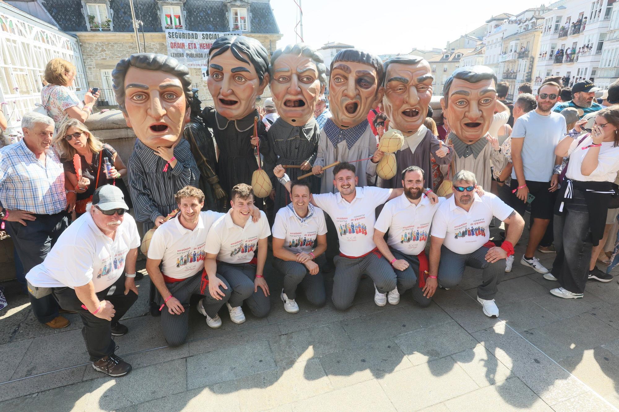 En imágenes: Vitoria sale a la calle a celebrar La Blanca tras el txupinazo