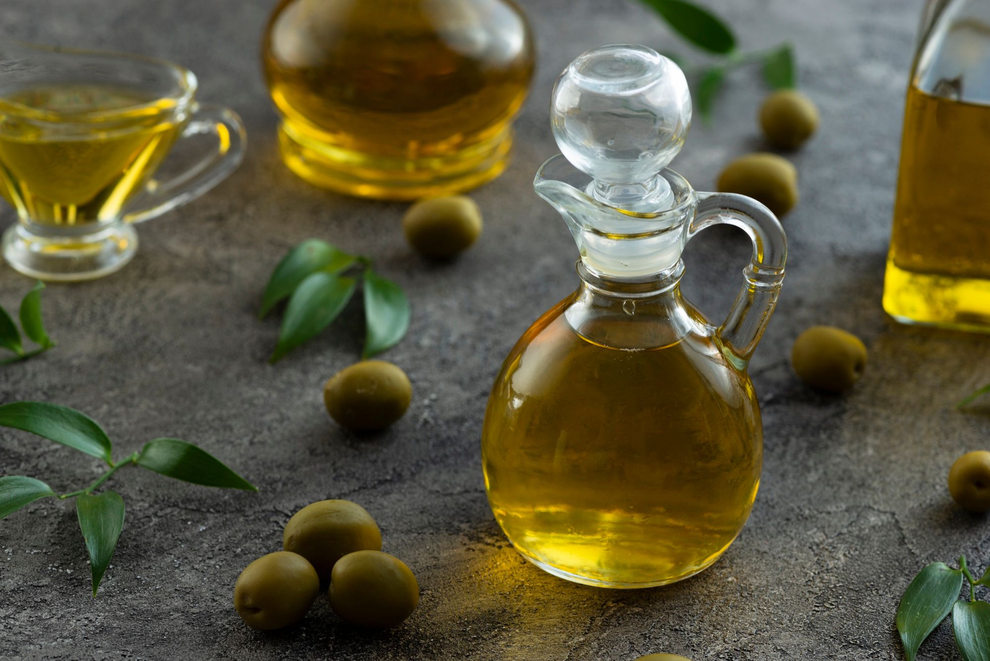 Botellas pequeñas con aceite de oliva.
