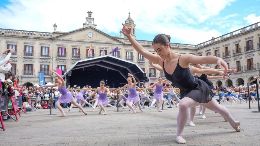 La Plaza Nueva de Vitoria se convierte en una gran pista de baile