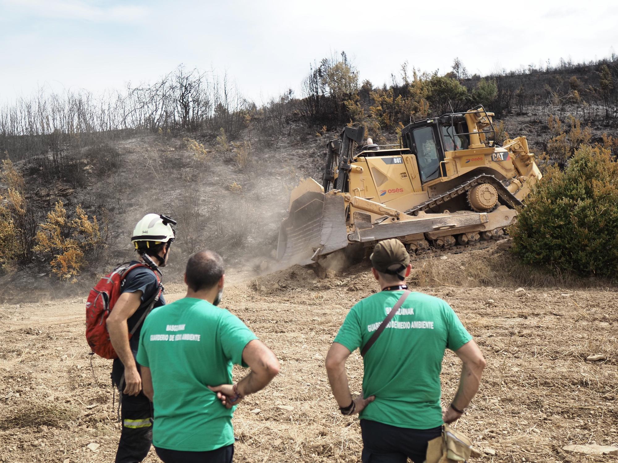Fotos de las labores de extinción del incendio en Urraúl Alto, Urrulgaine