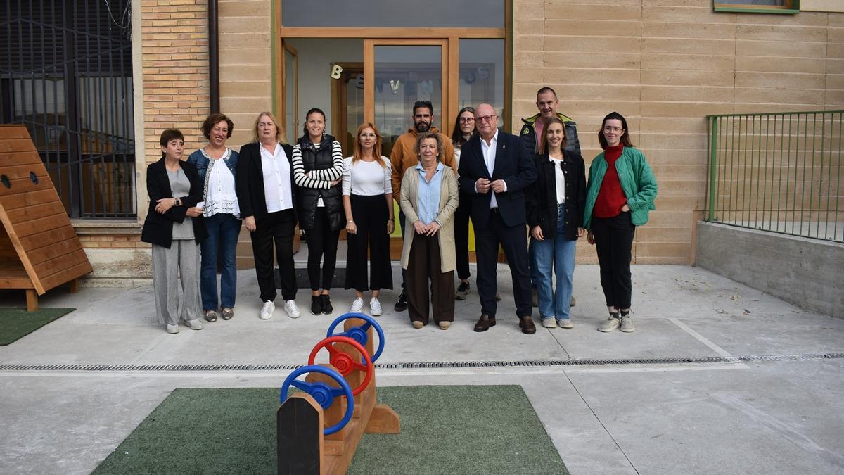 Autoridades políticas, arquitectas de la obra, y docentes y educadoras de Cárcar.