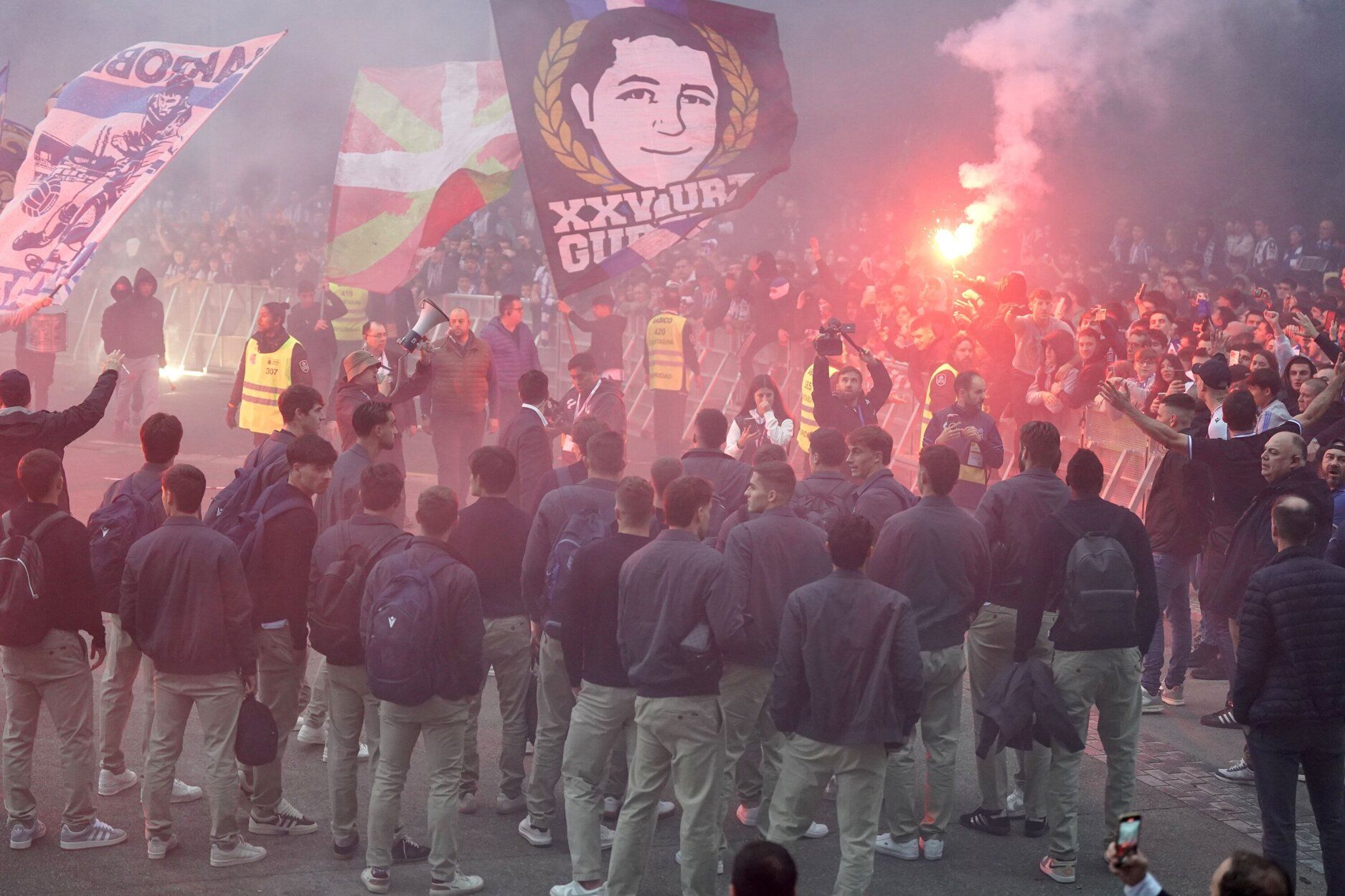 Recibimiento antes del derbi