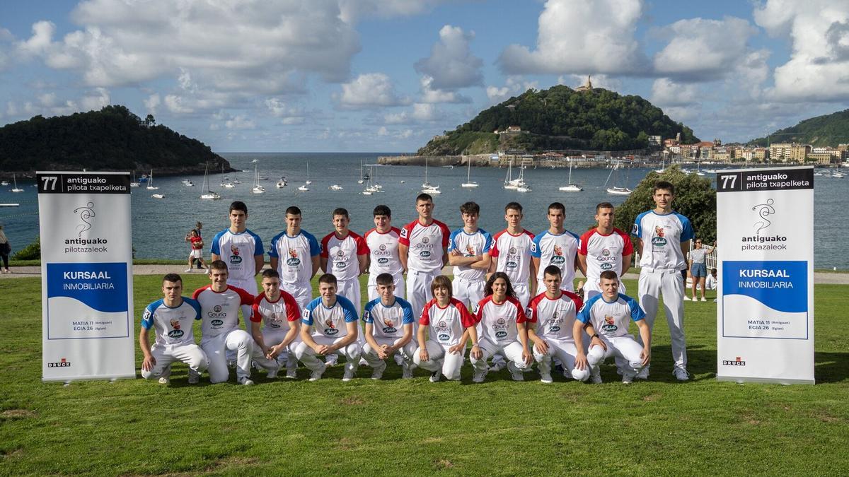 Los y las pelotaris que participarán en el Torneo de El Antiguo posan, ayer, en el Palacio Miramar de Donostia.