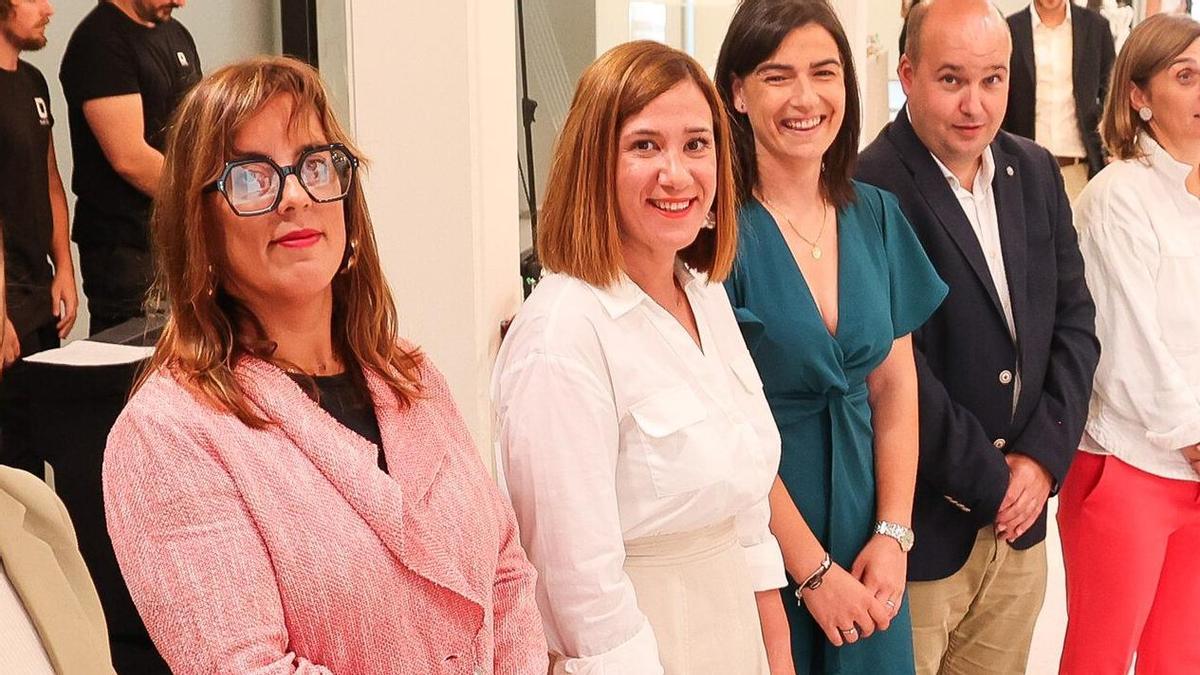 Laborda (PSE), de blanco, entre Goizane Álvarez, Nuria Alzaga y Gorka Álvarez (PNV). / Iker Azurmendi