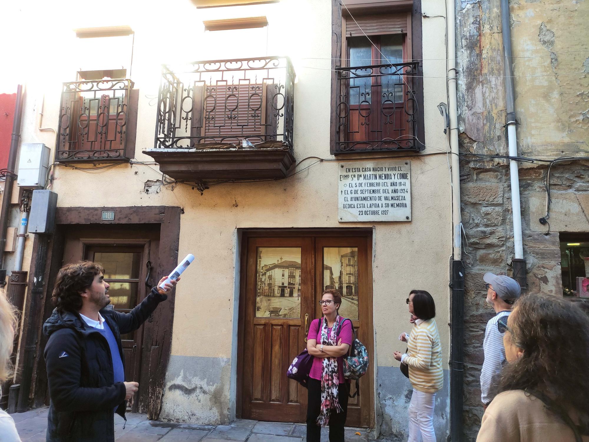 Ion Rodríguez señala la placa que recuerda el lugar de nacimiento del indiano y benefactor de la localidad Martín Mendia (1841-1924).